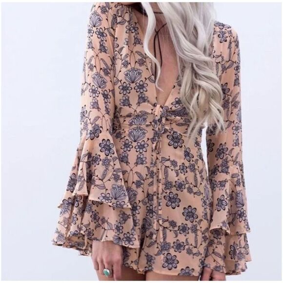 For‎ Love and Lemons Pia Floral Bell Sleeve Romper Size L - Picture 2 of 14